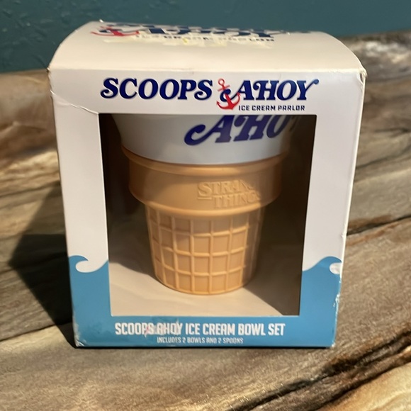 STRANGER THINGS  Netflix SCOOPS AHOY  ICE CREAM PARLOR  Bowls and Spoons Set - Picture 2 of 5